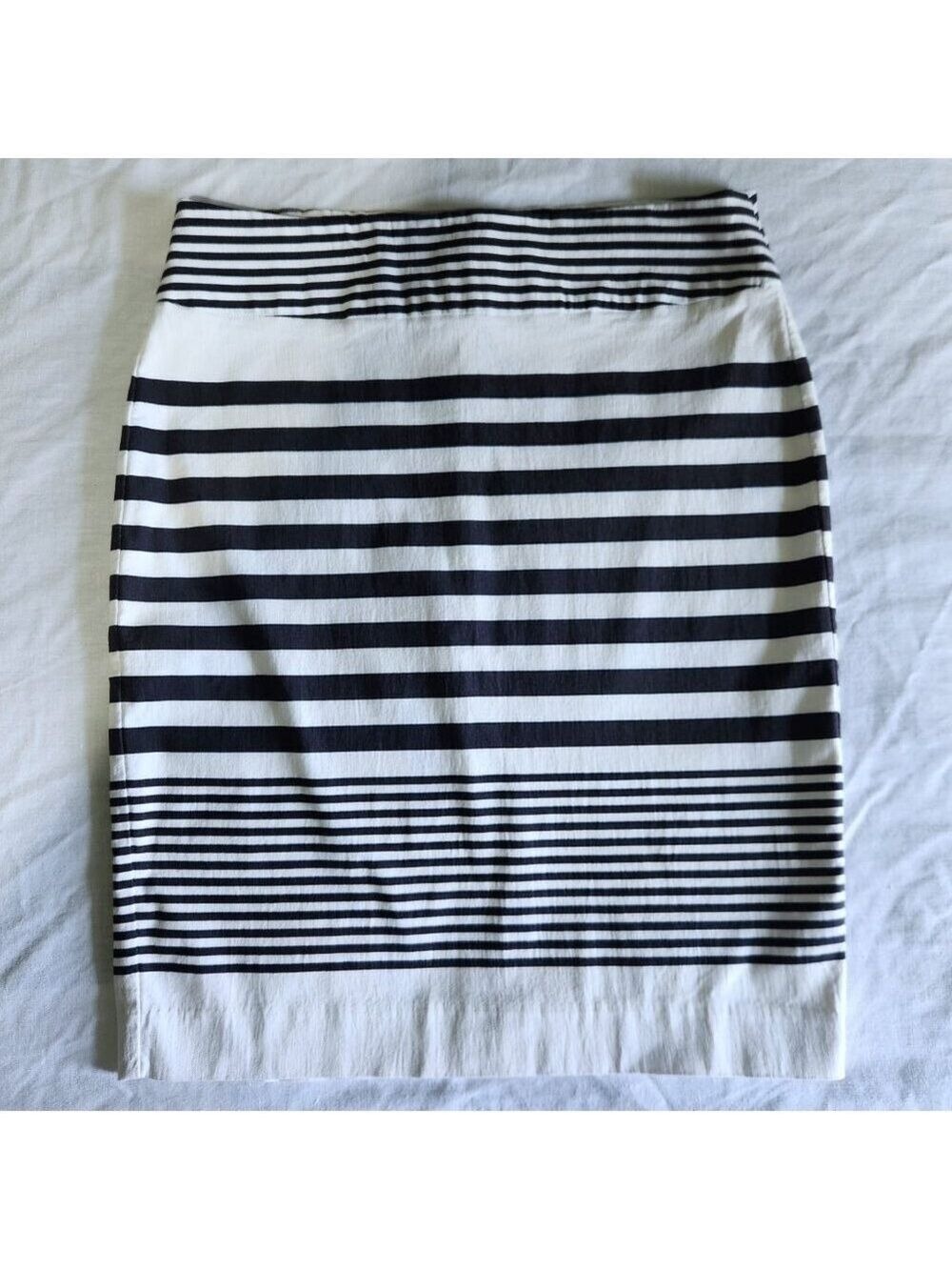 RW&CO Pencil Skirt Women's Size Medium White and Blue Stripes Back Slit